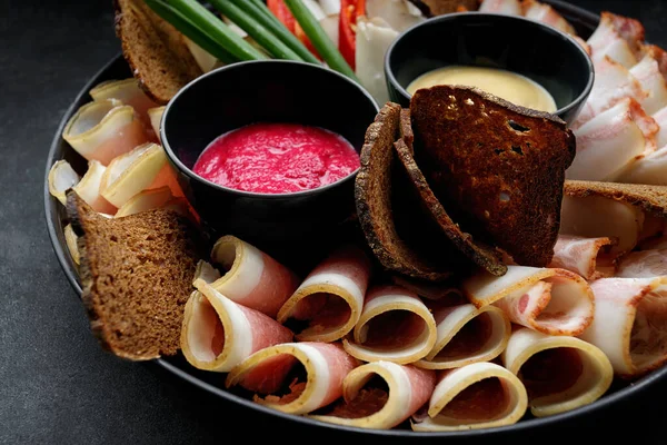 Aperitivo ucraniano, manteca de cerdo, tocino, rábano picante, mostaza, cebolla y pan de centeno —  Fotos de Stock