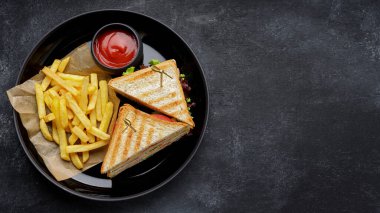 Jambonlu, domatesli, peynirli ve patates kızartmalı sandviçler.