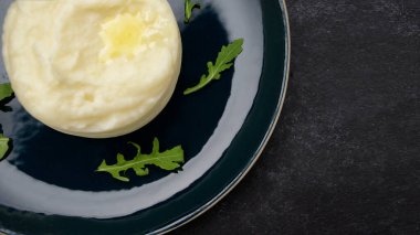 Koyu arkaplanda, tabakta patates püresi.