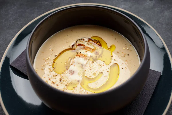 Sopa de crema de champiñones, sobre un fondo oscuro con espacio para texto —  Fotos de Stock