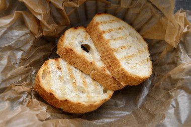 Kağıt üzerinde ızgara beyaz ekmek tostu