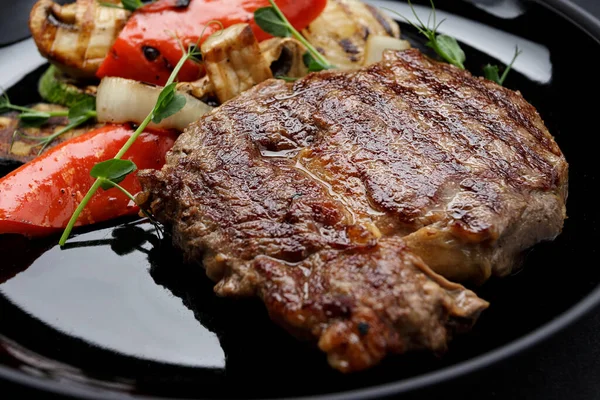Masový Steak Grilovanou Zeleninou Černém Talíři Cuketa Cibule Paprika — Stock fotografie