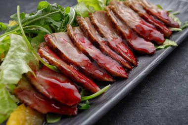 Portakallı ve otlu karamel dilimlenmiş ördek göğsü.