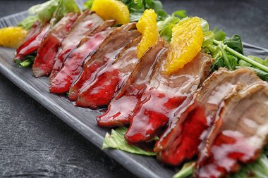 Portakallı ve otlu karamel dilimlenmiş ördek göğsü.