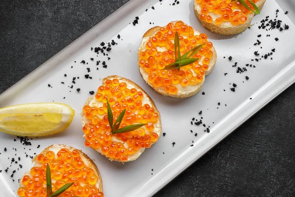 Bruschetta Con Caviar Rojo Plato Con Limón Cebolla Verde —  Fotos de Stock