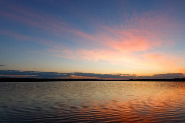 Прекрасний Захід Сонця Хмарами Водою Передньому Плані — стокове фото