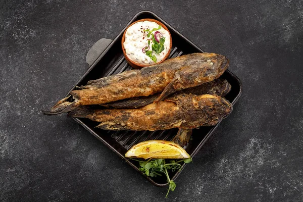 Pescado Frito Gobio Del Mar Negro Con Limón Hierbas Sobre —  Fotos de Stock