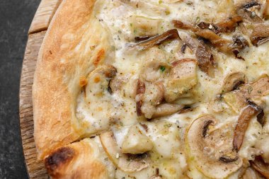 Mantarlı pizza ve arka planda tavuk, fast food.