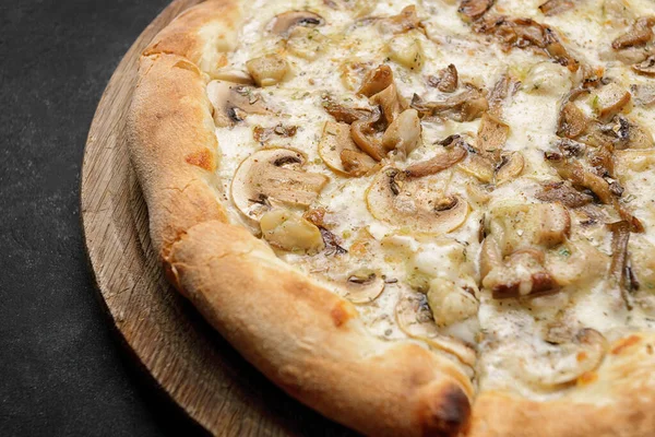 Pizza Con Champiñones Pollo Sobre Fondo Oscuro Comida Rápida —  Fotos de Stock