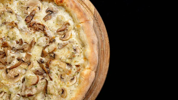 Mantarlı pizza ve siyah arka planda tavuk, fast food. izole et