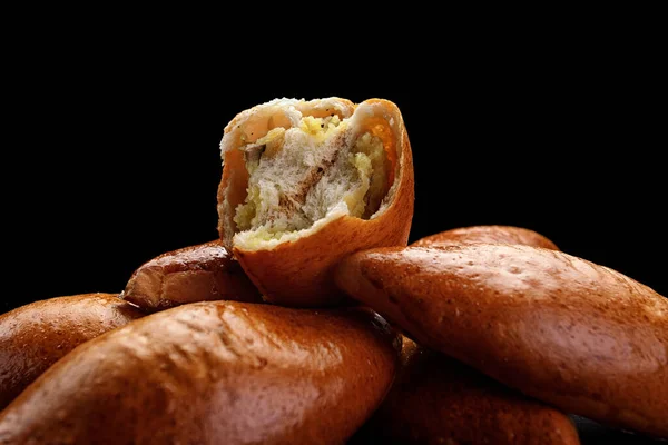 Mehrere Gebackene Kuchen Mit Kartoffeln Auf Dunklem Hintergrund — Stockfoto