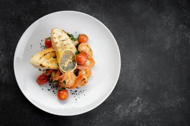 Limonlu ve domatesli domates soslu kızarmış karides.