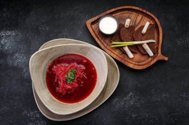 Ekşi krema, soğan ve domuz yağlı Ukrayna çorbası, koyu arkaplanda.