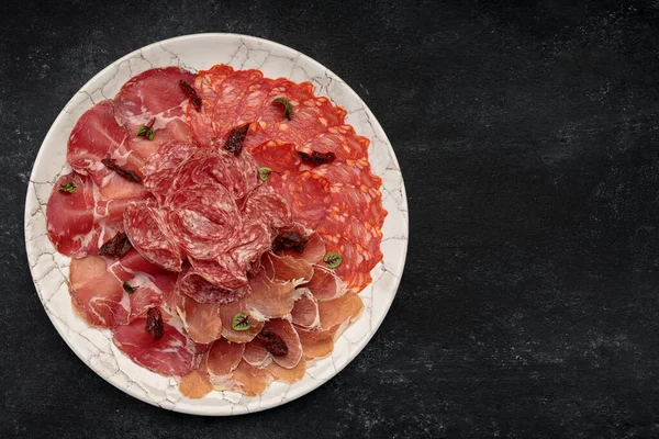Carne Affettata Piatto Bianco Uno Sfondo Scuro Salsiccia Marmellata — Foto Stock