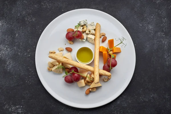 Bandeja de queso con miel, frutos secos y uvas — Foto de Stock