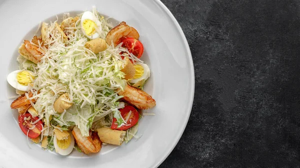 Caesar Salat Mit Garnelen Auf Einem Teller Vor Dunklem Hintergrund — Stockfoto