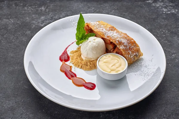 Postre Strudel Con Manzanas Helado Menta Leche Condensada Sobre Fondo —  Fotos de Stock