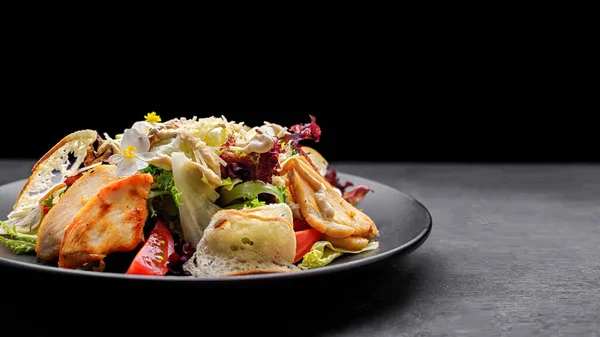 Salada Caesar Com Frango Flores Comestíveis Uma Placa Preta Fundo — Fotografia de Stock