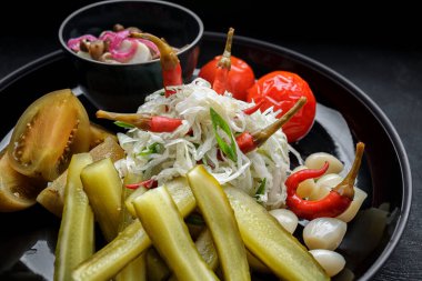 Tabakta çeşit çeşit sebze turşusu. lahana, salatalık, domates sarımsağı