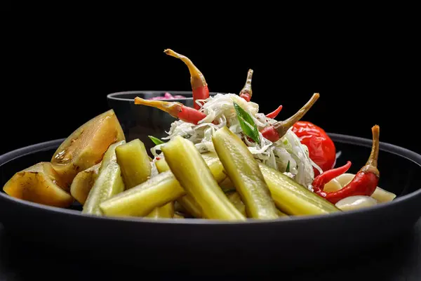 お皿に野菜を盛り付けます キャベツキュウリトマトニンニク — ストック写真