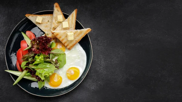 Завтрак Жареные Яйца Тостами Маслом Овощами Огурцами Помидорами Темном Фоне — стоковое фото