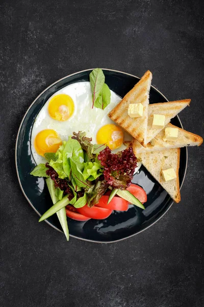 Pequeno Almoço Ovos Fritos Com Torrada Com Manteiga Legumes Pepinos — Fotografia de Stock