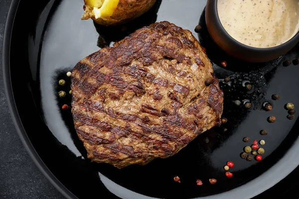 Grilovaný Vepřový Steak Pečenými Brambory Hořčičnou Omáčkou Pepřem Talíři Tmavém — Stock fotografie