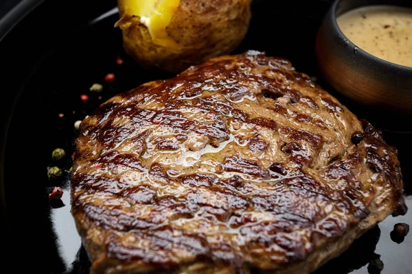 Grilovaný Vepřový Steak Pečenými Brambory Hořčičnou Omáčkou Pepřem Talíři Tmavém — Stock fotografie