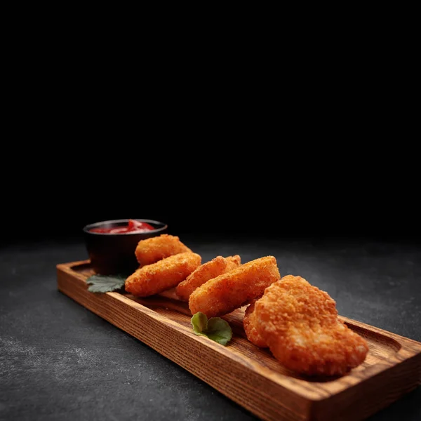 Nuggets Carne Con Ketchup Sobre Fondo Oscuro Sobre Una Superficie —  Fotos de Stock