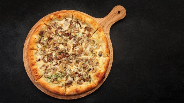 Pizza Con Champiñones Queso Sobre Tabla Madera Sobre Fondo Oscuro —  Fotos de Stock