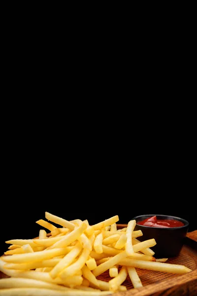 Τηγανητές Πατάτες Σάλτσα Ξύλινη Σανίδα Μαύρο Φόντο — Φωτογραφία Αρχείου