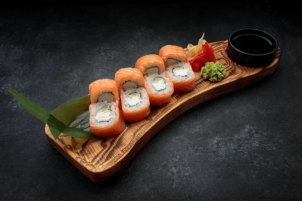 Sushi Rolka Philadelphia Wasabi Zázvorem Dřevěné Desce Listem Bambusu Tmavém — Stock fotografie