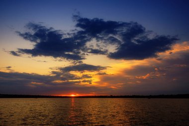 Gölde güzel bir gün batımı Bulutlar ve su yansımaları