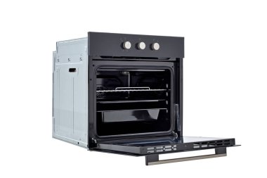 Açık kapısı olan siyah bir fırın ve üç tepsi, 45 derece manzaralı, beyaz üzerinde izole edilmiş.