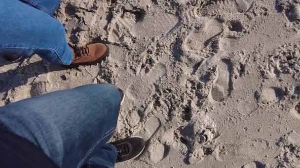 男と靴の中の女性の足は砂の上を歩くと スローモーション 晴れた日 — ストック動画