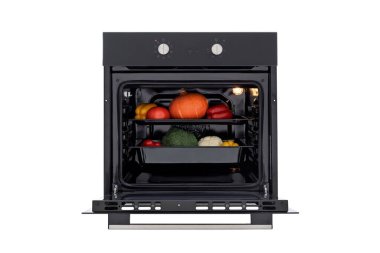 Açık kapılı siyah fırın ve sebzeler, ön manzara, beyaz üzerinde izole edilmiş. İki kontrol düğmesiyle.