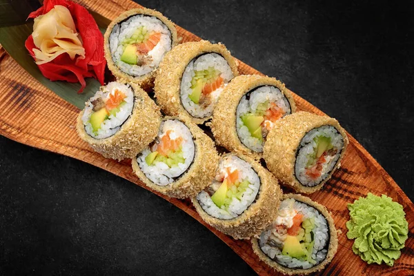 Banzai Sushi Rolka Sójovou Omáčkou Dřevěné Desce Tmavém Pozadí — Stock fotografie
