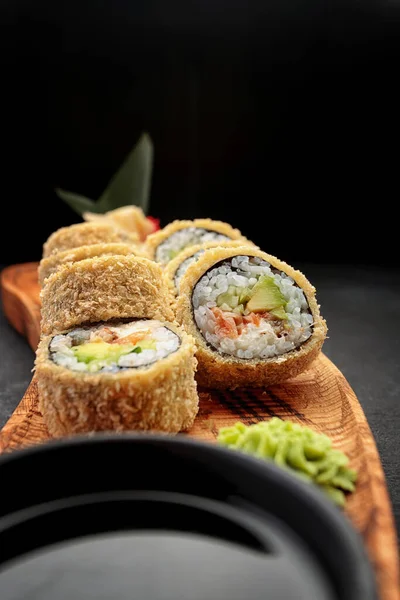 Banzai Sushi Rolka Sójovou Omáčkou Dřevěné Desce Tmavém Pozadí — Stock fotografie