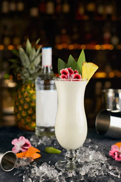 Cocktail Pina Colada Sur Fond Bouteilles Avec Attributs Bar — Photo