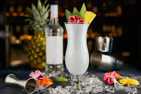 Cocktail Pina Colada Sur Fond Bouteilles Avec Attributs Bar — Photo