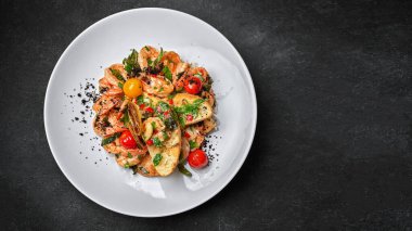 Kızarmış karides, tost ve domates, tabakta.