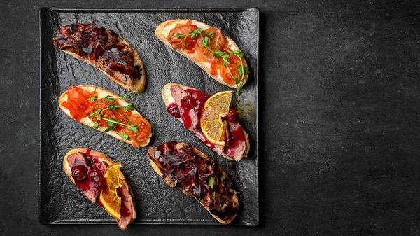 Bruschetta Con Carne Salmón Con Caviar Rojo Sobre Plato Sobre — Foto de Stock