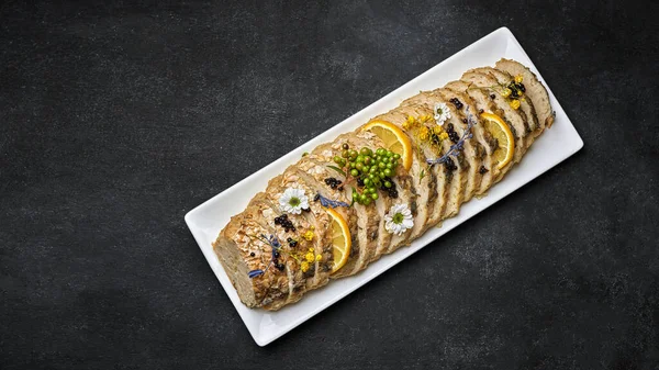 Pescado Relleno Rodajas Con Limón Plato —  Fotos de Stock