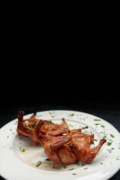 Tabaco Pollo Frito Con Hierbas Plato Blanco Sobre Fondo Oscuro — Foto de Stock