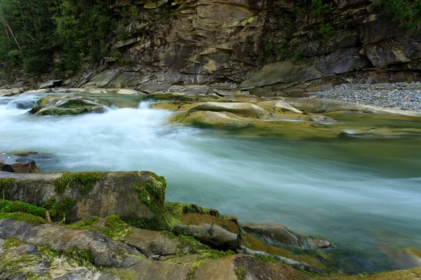 Rivière de montagne avec berges en pierre, longue exposition — Photo