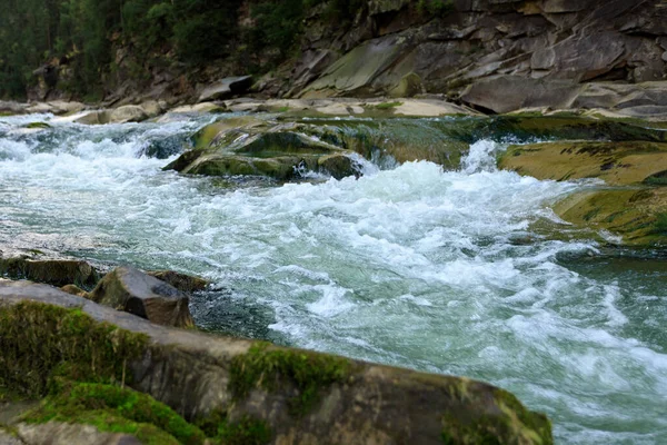 Горная река с каменными берегами — стоковое фото