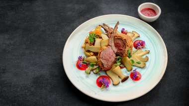 Sos ve mantarlı ızgara yumurta geyiği.