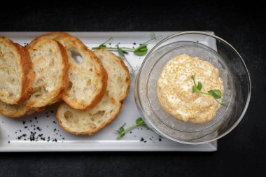 Tuzlu turna havyarı, buzlu tost.