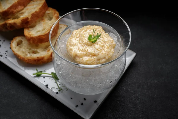 Caviar de lucio salado, sobre hielo con tostadas —  Fotos de Stock
