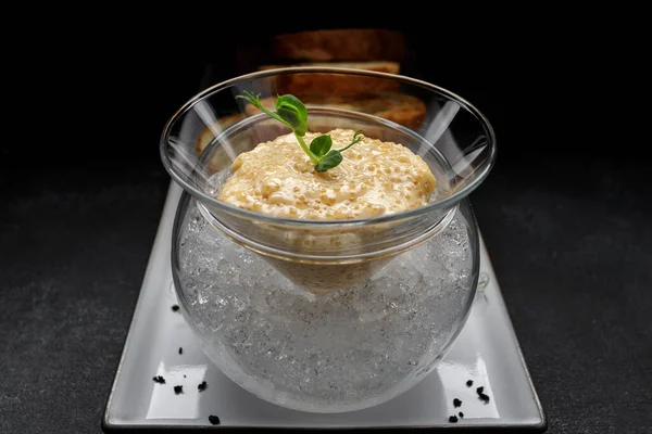 Caviar de lucio salado, sobre hielo con tostadas —  Fotos de Stock